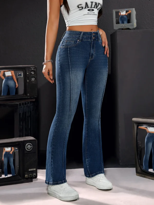 Jean en denim stretch taille haute pour femme, coupe droite et confortable, avec double bouton.