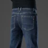 Jean homme, coupe droite, en coton stretch, gris clair, taille haute, style business décontracté.