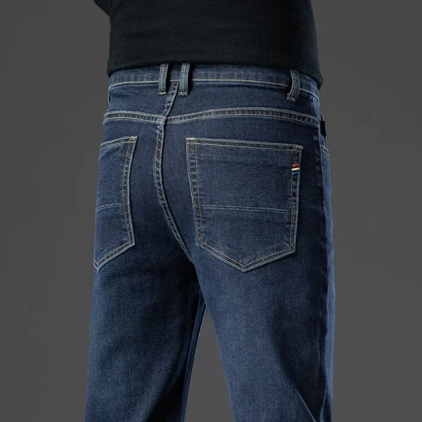 Jean homme, coupe droite, en coton stretch, gris clair, taille haute, style business décontracté.