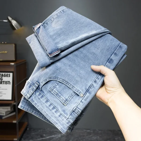Jeans homme bleus classiques, slim, stretch, confortables et tendance, style décontracté et sportif.