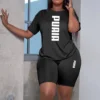 Ensemble short et t-shirt imprimé tendance pour femme, collection été 2026. Idéal pour le sport et les loisirs.