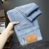 Jeans homme bleus classiques, slim, stretch, confortables et tendance, style décontracté et sportif.