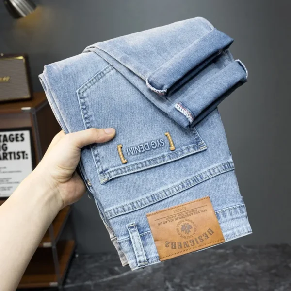 Jeans homme bleus classiques, slim, stretch, confortables et tendance, style décontracté et sportif.