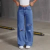 Jean boyfriend déchiré pour femme, coupe droite, jambes larges, en denim stretch avec trous, poches et taille haute confortable.