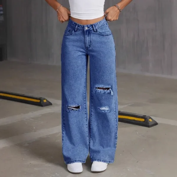 Jean boyfriend déchiré pour femme, coupe droite, jambes larges, en denim stretch avec trous, poches et taille haute confortable.
