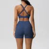 Ensemble de sport 2 pièces avec poches, comprenant un short de yoga, une brassière croisée et un legging. Idéal pour le yoga et le sport.