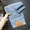Jeans homme bleus classiques, slim, stretch, confortables et tendance, style décontracté et sportif.
