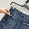 Sc11958fbac524d358f5267719298cee1D.webp Jean femme nouveau modèle taille haute coupe slim pour l’été 2026, pantalon coupe droite en coton pur avec effet délavé rétro style Y2K