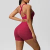 Ensemble de sport 2 pièces avec poches, comprenant un short de yoga, une brassière croisée et un legging. Idéal pour le yoga et le sport.