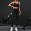 Ensemble de survêtement 2 pièces pour femme, sans coutures, idéal pour le yoga, le sport et la gym. Leggings taille haute et tenue de fitness.