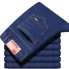 Jeans droits pour homme, collection 2025, coupe slim stretch, confortables et doux, en denim de marque.
