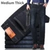 Jean homme, coupe droite, en coton stretch, gris clair, taille haute, style business décontracté.