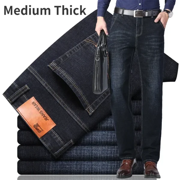 Jean homme, coupe droite, en coton stretch, gris clair, taille haute, style business décontracté.