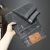 Jeans homme bleus classiques, slim, stretch, confortables et tendance, style décontracté et sportif.