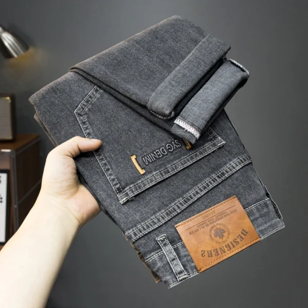 Jeans homme bleus classiques, slim, stretch, confortables et tendance, style décontracté et sportif.