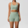 Ensemble de sport 2 pièces avec poches, comprenant un short de yoga, une brassière croisée et un legging. Idéal pour le yoga et le sport.