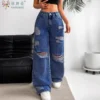 Jean boyfriend déchiré pour femme, coupe droite, jambes larges, en denim stretch avec trous, poches et taille haute confortable.