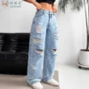 Jean boyfriend déchiré pour femme, coupe droite, jambes larges, en denim stretch avec trous, poches et taille haute confortable.