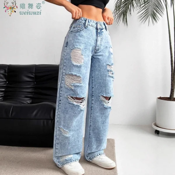 Jean boyfriend déchiré pour femme, coupe droite, jambes larges, en denim stretch avec trous, poches et taille haute confortable.
