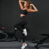Ensemble de survêtement 2 pièces pour femme, sans coutures, idéal pour le yoga, le sport et la gym. Leggings taille haute et tenue de fitness.