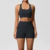 Ensemble de sport 2 pièces avec poches, comprenant un short de yoga, une brassière croisée et un legging. Idéal pour le yoga et le sport.