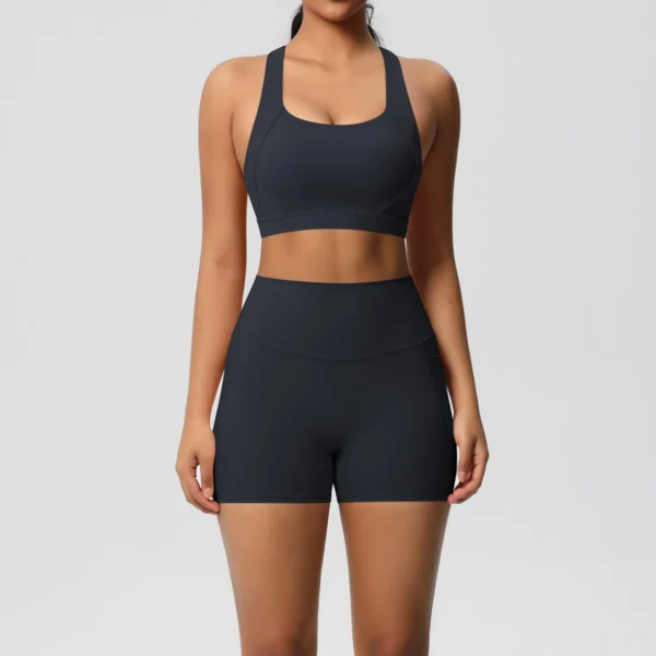 Ensemble de sport 2 pièces avec poches, comprenant un short de yoga, une brassière croisée et un legging. Idéal pour le yoga et le sport.