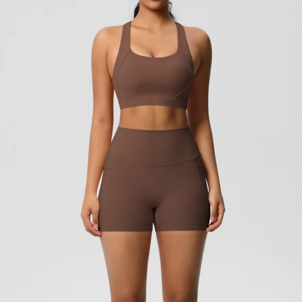Ensemble de sport 2 pièces avec poches, comprenant un short de yoga, une brassière croisée et un legging. Idéal pour le yoga et le sport.