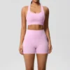 Ensemble de sport 2 pièces avec poches, comprenant un short de yoga, une brassière croisée et un legging. Idéal pour le yoga et le sport.
