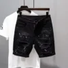 Jeans déchirés style streetwear Kpop Y2K pour homme, imprimé pois tendance, short en jean noir boyfriend décontracté et usé.