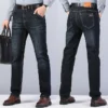 Jeans stretch pour homme, collection automne, coupe droite, style classique, pantalon en denim noir et bleu.