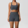 Ensemble de sport 2 pièces avec poches, comprenant un short de yoga, une brassière croisée et un legging. Idéal pour le yoga et le sport.