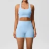 Ensemble de sport 2 pièces avec poches, comprenant un short de yoga, une brassière croisée et un legging. Idéal pour le yoga et le sport.