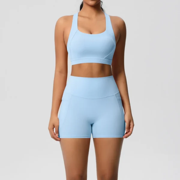 Ensemble de sport 2 pièces avec poches, comprenant un short de yoga, une brassière croisée et un legging. Idéal pour le yoga et le sport.