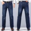 Jeans stretch pour homme, collection automne, coupe droite, style classique, pantalon en denim noir et bleu.