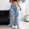 Jean boyfriend déchiré pour femme, coupe droite, jambes larges, en denim stretch avec trous, poches et taille haute confortable.