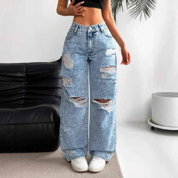 Jean boyfriend déchiré pour femme, coupe droite, jambes larges, en denim stretch avec trous, poches et taille haute confortable.