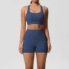Ensemble de sport 2 pièces avec poches, comprenant un short de yoga, une brassière croisée et un legging. Idéal pour le yoga et le sport.