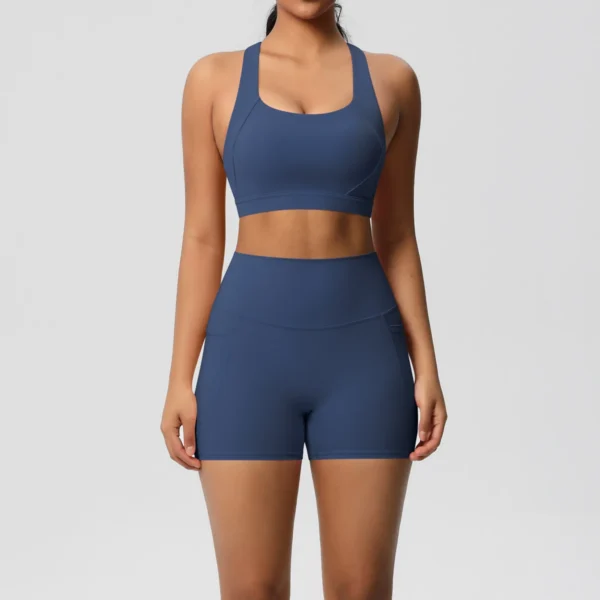 Ensemble de sport 2 pièces avec poches, comprenant un short de yoga, une brassière croisée et un legging. Idéal pour le yoga et le sport.