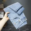 Jeans homme bleus classiques, slim, stretch, confortables et tendance, style décontracté et sportif.
