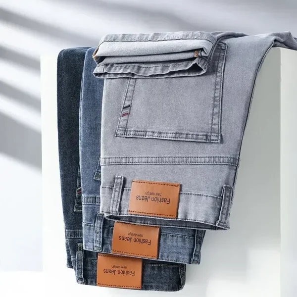 Jean homme, coupe droite, en coton stretch, gris clair, taille haute, style business décontracté.