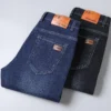 Jeans stretch pour homme, collection automne, coupe droite, style classique, pantalon en denim noir et bleu.