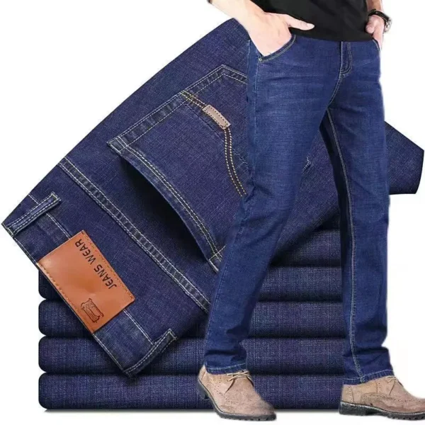 Jean slim stretch décontracté pour homme, collection 2025, disponible en noir et bleu.