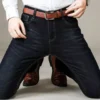 Jean slim stretch décontracté pour homme, collection 2025, disponible en noir et bleu.