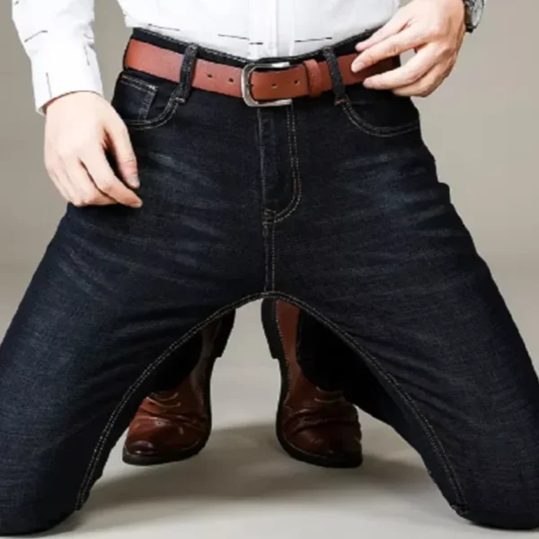 Jean slim stretch décontracté pour homme, collection 2025, disponible en noir et bleu.