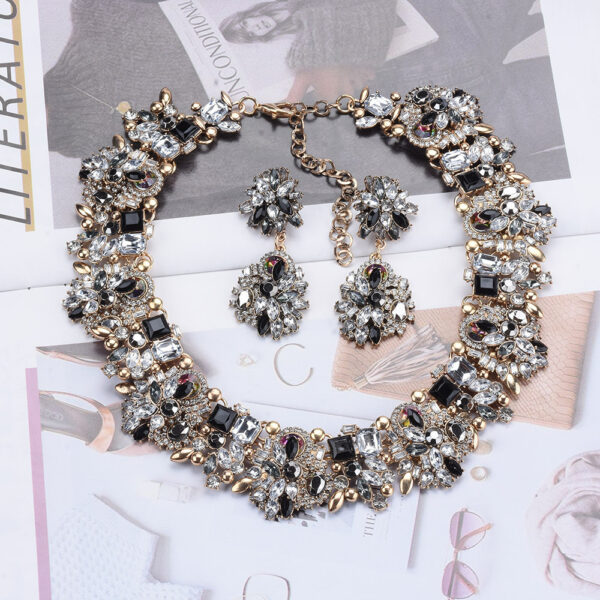 Fashion Retro Light Luxury Women's Necklace And Earrings Set