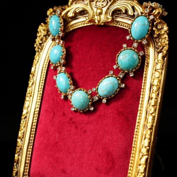d0357d8a-1c68-4342-8225-36cedee06a15.jpg Retro-style, Fashionably Luxurious Earring And Necklace Set
