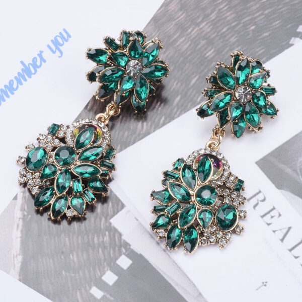 Fashion Retro Light Luxury Women's Necklace And Earrings Set