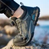 Chaussures de sécurité pour hommes avec embout en acier, semelles anti-écrasement, anti-perforation et antidérapantes ; chaussures de travail industrielles tendance à fermeture par bouton.