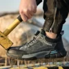 Chaussures de sécurité pour hommes avec embout en acier, semelles anti-écrasement, anti-perforation et antidérapantes ; chaussures de travail industrielles tendance à fermeture par bouton.
