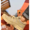 Les chaussures de sécurité pour hommes, légères, souples, confortables, respirantes et antidérapantes.